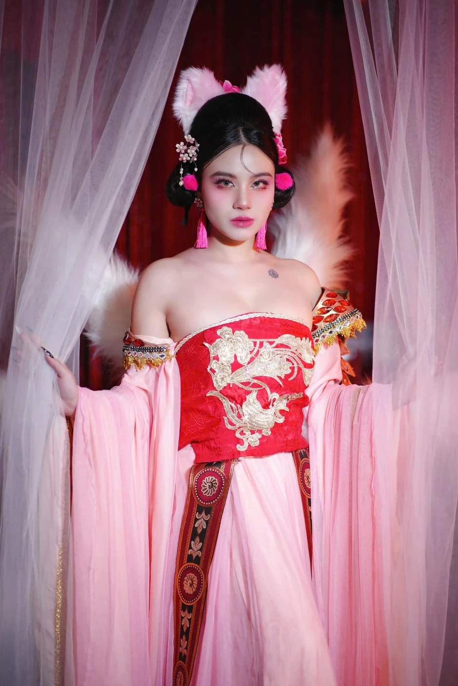 Linh Miu và cú lột xác từ hot girl trong sáng đến "thánh nữ" gợi cảm