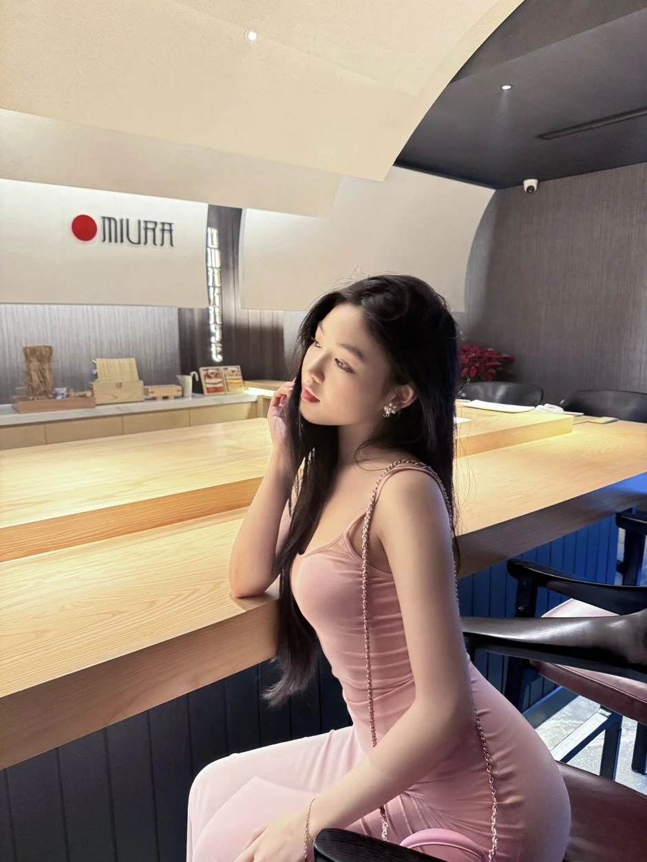 Lọ Lem gây sốt với vóc dáng đồng hồ cát ở tuổi 20