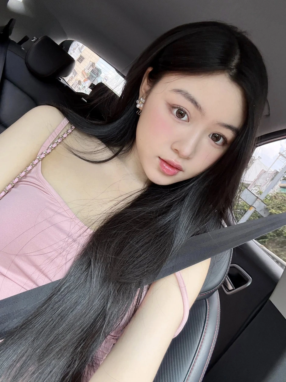 Lọ Lem gây sốt với vóc dáng đồng hồ cát ở tuổi 20