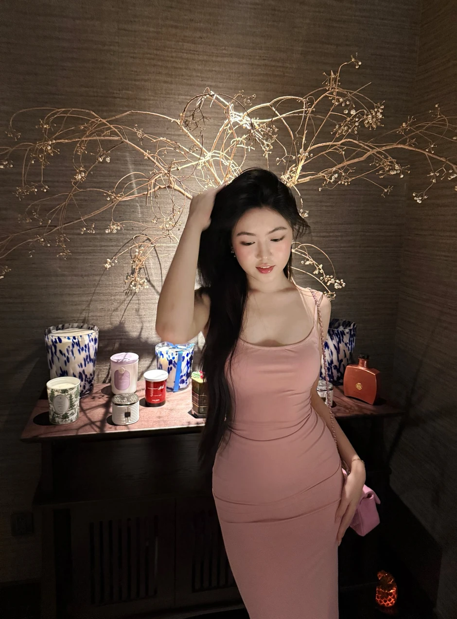 Lọ Lem gây sốt với vóc dáng đồng hồ cát ở tuổi 20