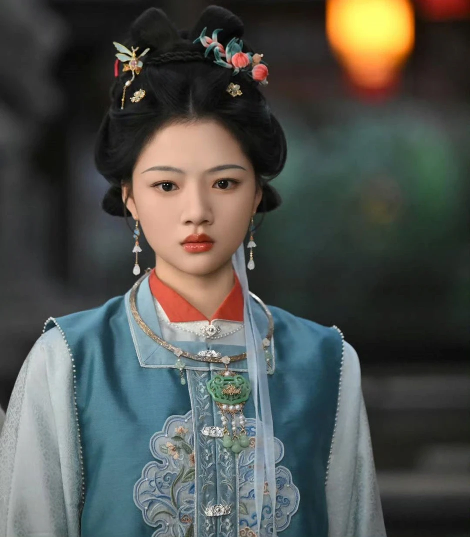 Lương Trần Mỹ Cẩm vừa chiếu đã bị yêu cầu bế đi ngay