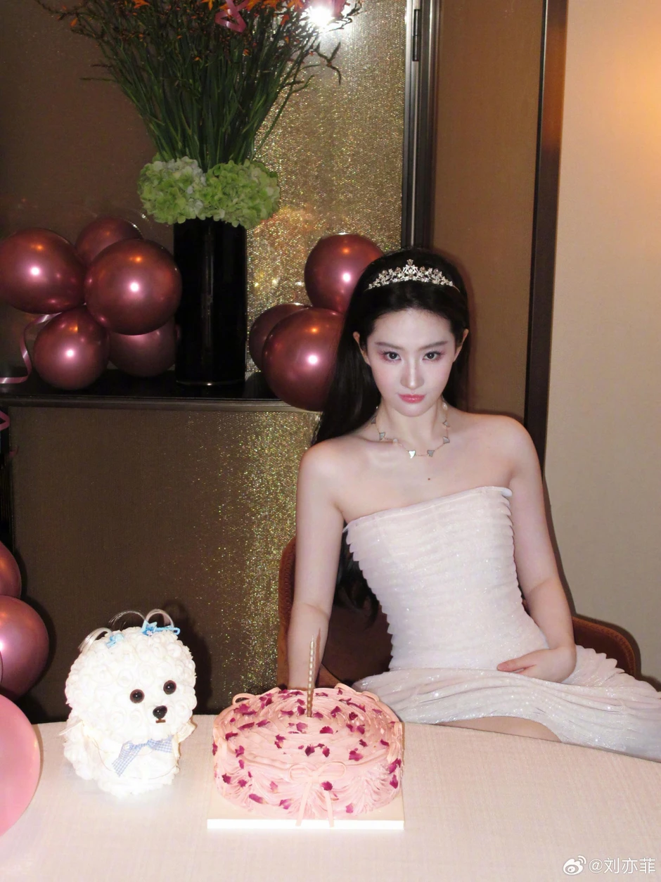 Lưu Diệc Phi đón sinh nhật tuổi 39, visual "chấn động" không khác gì 19