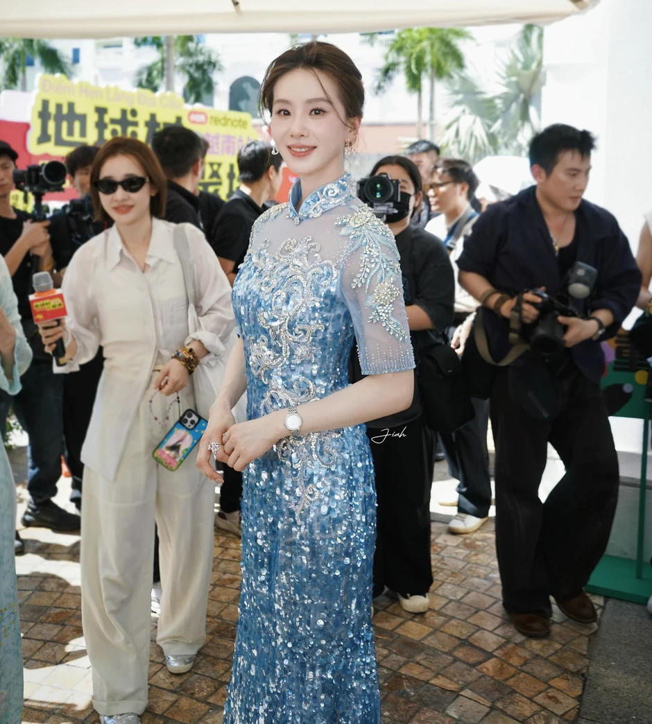 Lưu Thi Thi đang ở Hà Nội, rạng rỡ bất chấp nắng nóng kỷ lục