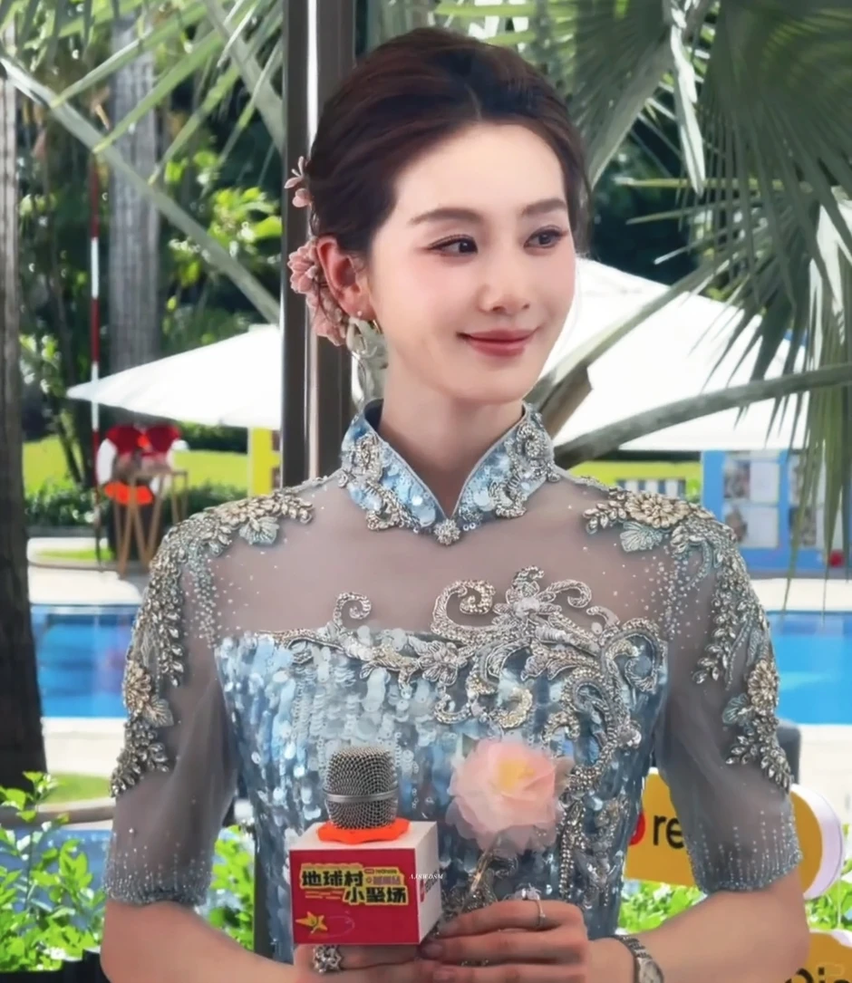 Lưu Thi Thi đang ở Hà Nội, rạng rỡ bất chấp nắng nóng kỷ lục