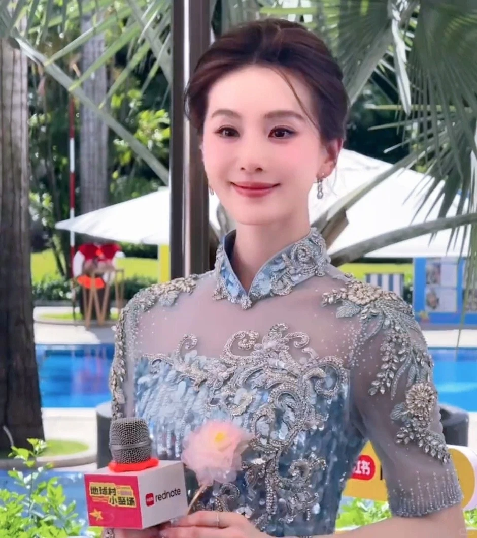 Lưu Thi Thi đang ở Hà Nội, rạng rỡ bất chấp nắng nóng kỷ lục
