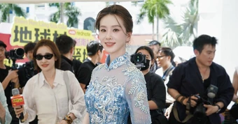 Lưu Thi Thi đang ở Hà Nội, rạng rỡ bất chấp nắng nóng kỷ lục