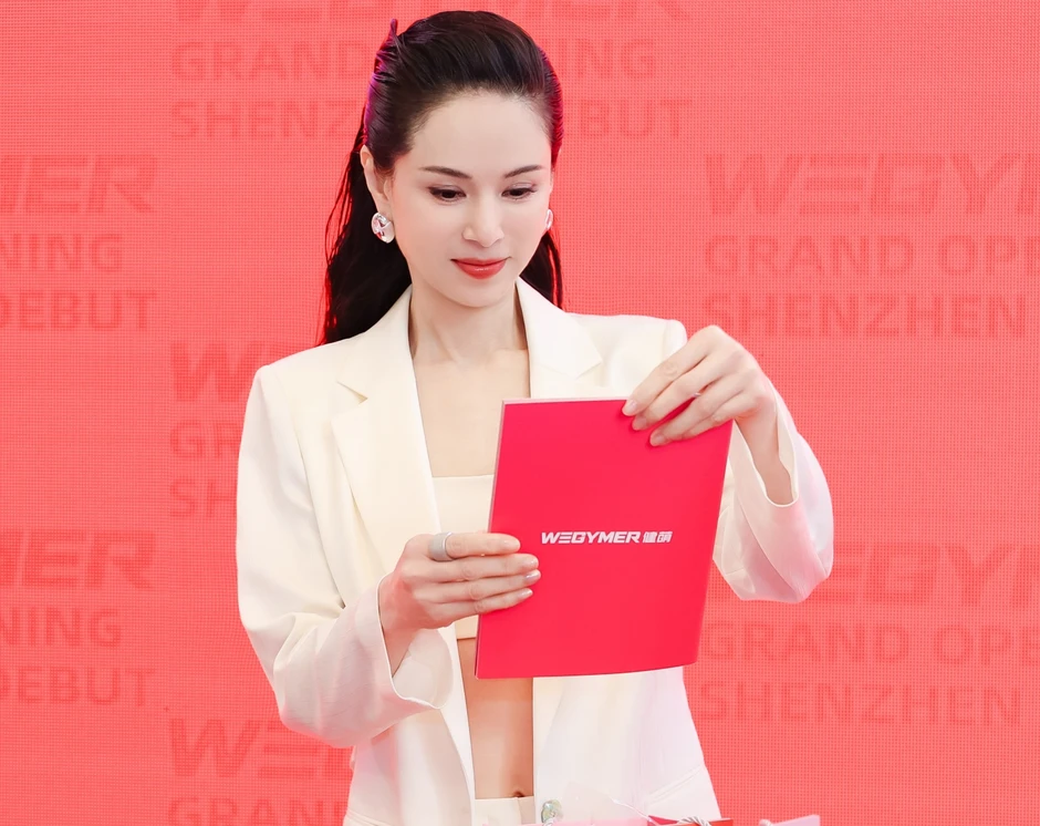 Lý Nhược Đồng càng nhìn càng không thấy giống con người
