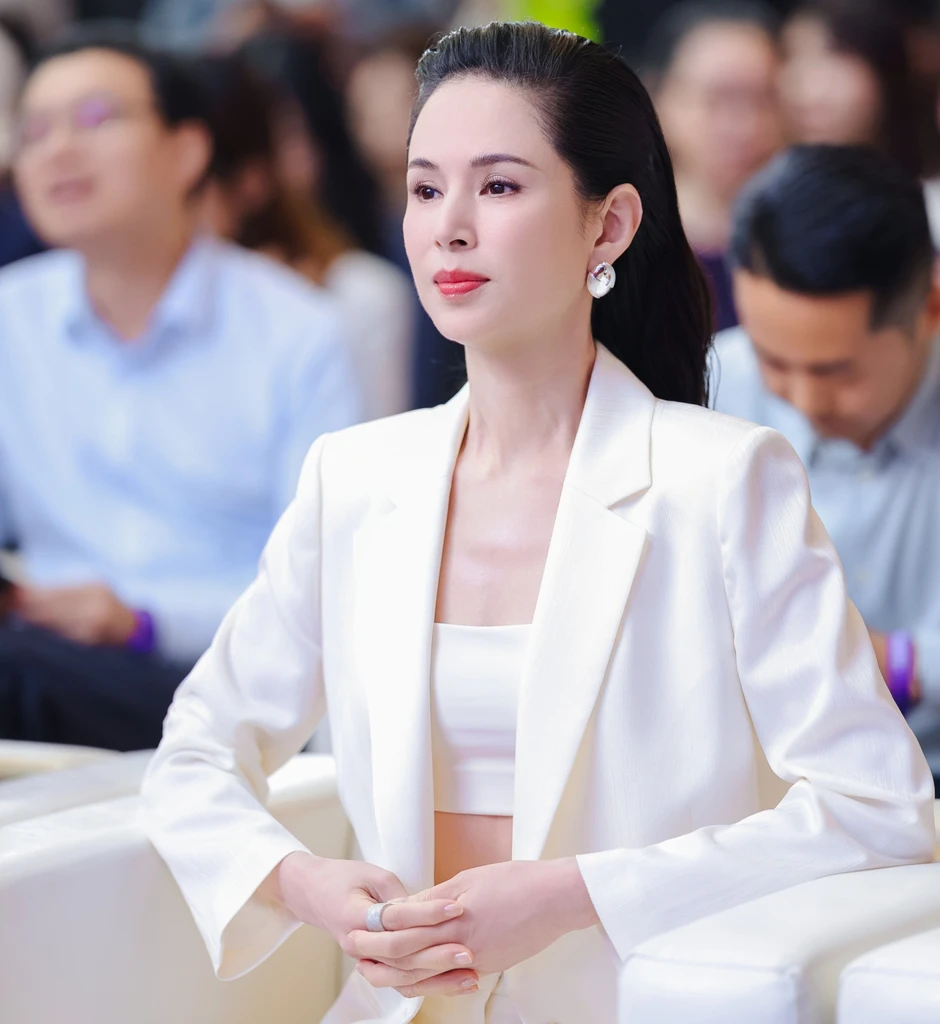Lý Nhược Đồng càng nhìn càng không thấy giống con người