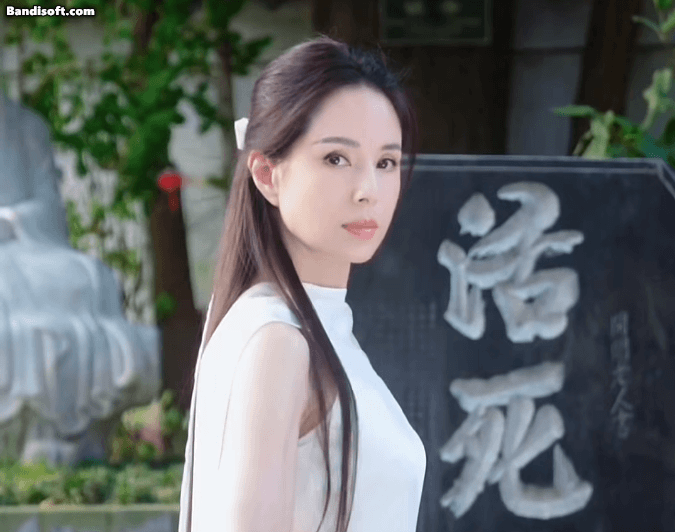 Lý Nhược Đồng làm gì với gương mặt của mình đấy?