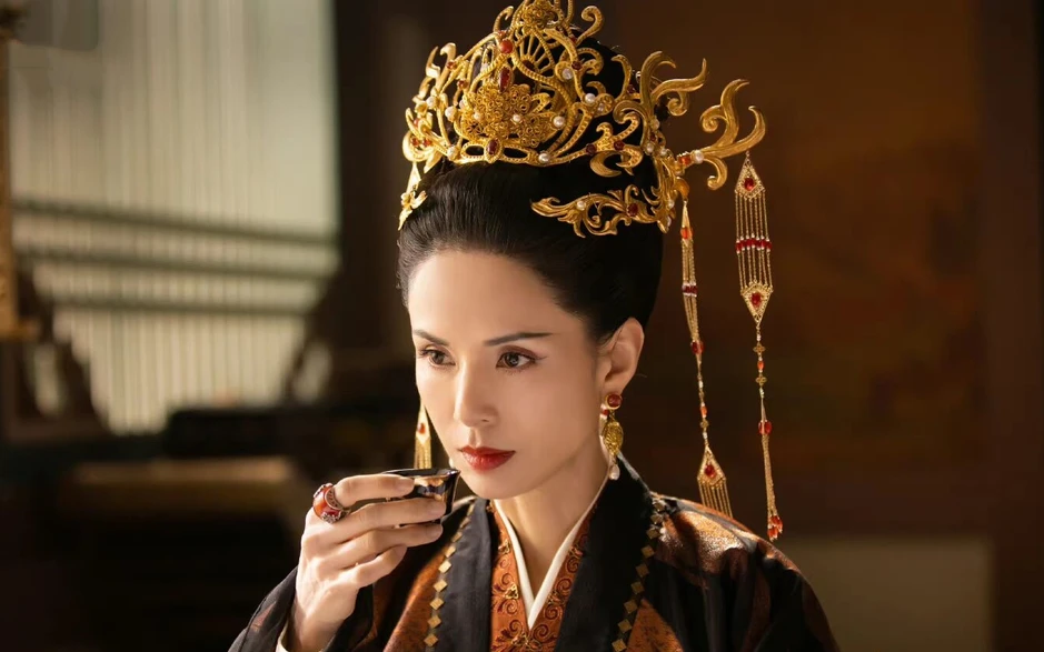 Lý Nhược Đồng làm gì với gương mặt của mình đấy?