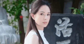 Lý Nhược Đồng làm gì với gương mặt của mình đấy?
