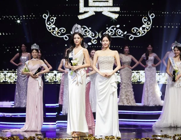 Mỹ nhân 2k3 cao 173cm vừa đăng quang Hoa hậu, soi đến gia thế mà ngỡ ngàng!