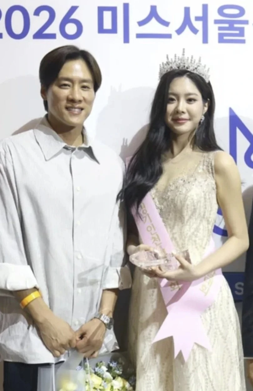 Mỹ nhân 2k3 cao 173cm vừa đăng quang Hoa hậu, soi đến gia thế mà ngỡ ngàng!