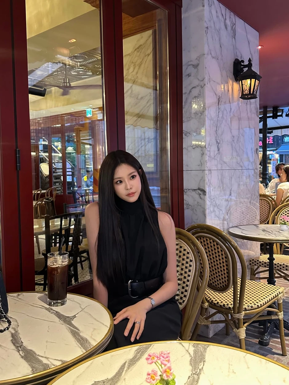 Mỹ nhân 2k3 cao 173cm vừa đăng quang Hoa hậu, soi đến gia thế mà ngỡ ngàng!