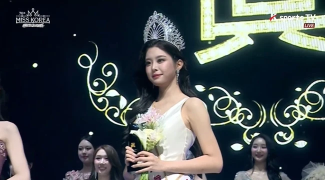 Mỹ nhân 2k3 cao 173cm vừa đăng quang Hoa hậu, soi đến gia thế mà ngỡ ngàng!
