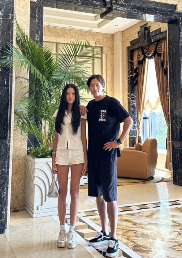Mỹ nhân 2k3 cao 173cm vừa đăng quang Hoa hậu, soi đến gia thế mà ngỡ ngàng!
