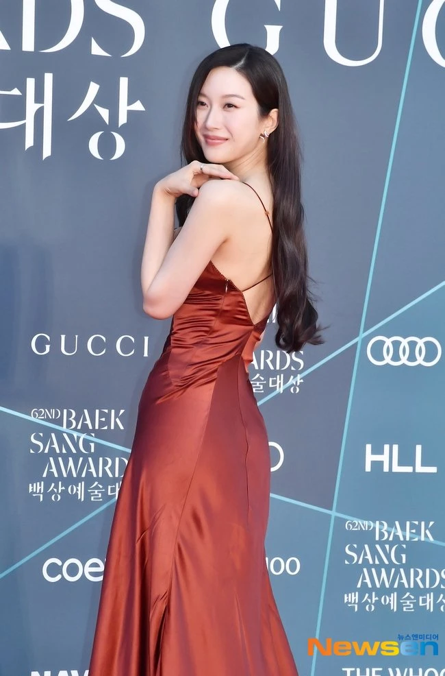 Mỹ nhân đẹp nhất Baeksang 2026 đây rồi: Visual sáng hơn cả mặt trời giữa trưa, body mướt mượt không ai cưỡng nổi