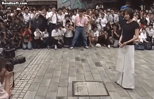Mỹ nhân đi nhập học mà 1000 sinh viên và phóng viên bao vây