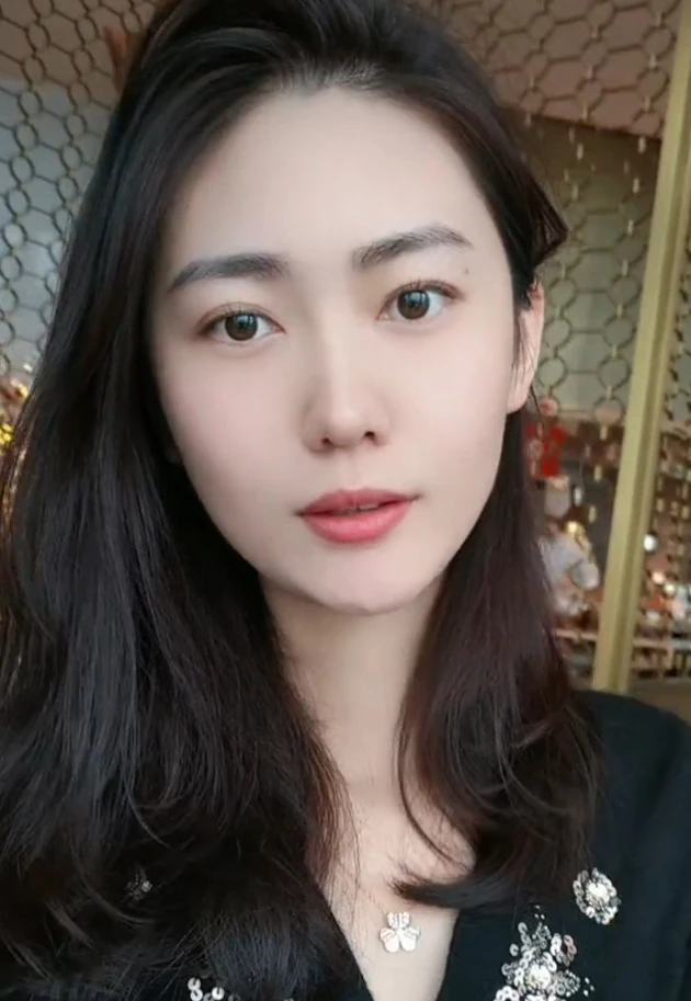 Mỹ nhân họ Tống tung video âm yếu, hôn hít chủ tịch đáng tuổi bố trong thang máy gây bão MXH sáng nay Mỹ nhân họ Tống tung video âm yếu, hôn hít chủ tịch đáng tuổi bố trong thang máy gây bão MXH sáng nay