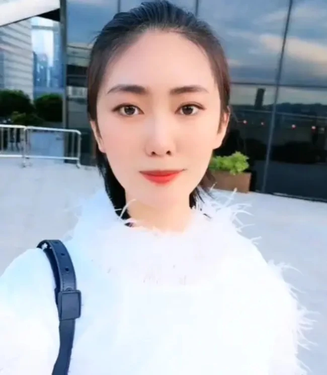 Mỹ nhân họ Tống tung video âm yếu, hôn hít chủ tịch đáng tuổi bố trong thang máy gây bão MXH sáng nay Mỹ nhân họ Tống tung video âm yếu, hôn hít chủ tịch đáng tuổi bố trong thang máy gây bão MXH sáng nay