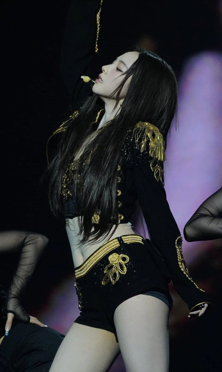 Mỹ nhân Kpop bị nhận xét "giống hệt AI", netizen lú lẫn không biết ai mới là người thật