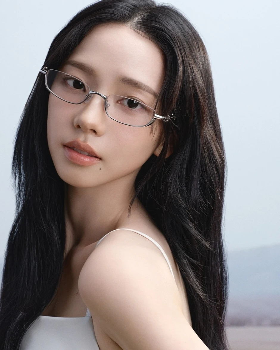 Mỹ nhân Kpop bị nhận xét "giống hệt AI", netizen lú lẫn không biết ai mới là người thật
