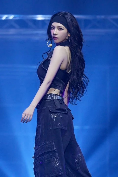 Mỹ nhân Kpop bị nhận xét "giống hệt AI", netizen lú lẫn không biết ai mới là người thật