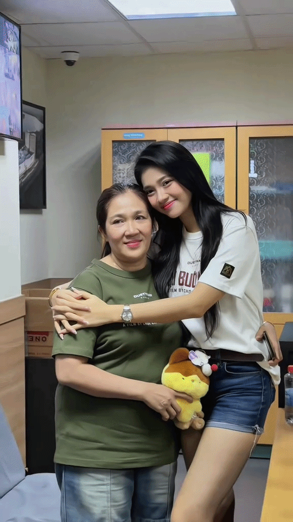 Mỹ nhân phim trăm tỷ ngồi ăn cũng được khen đẹp từ mặt đến tay