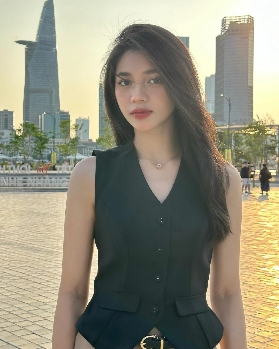 Mỹ nhân phim trăm tỷ ngồi ăn cũng được khen đẹp từ mặt đến tay