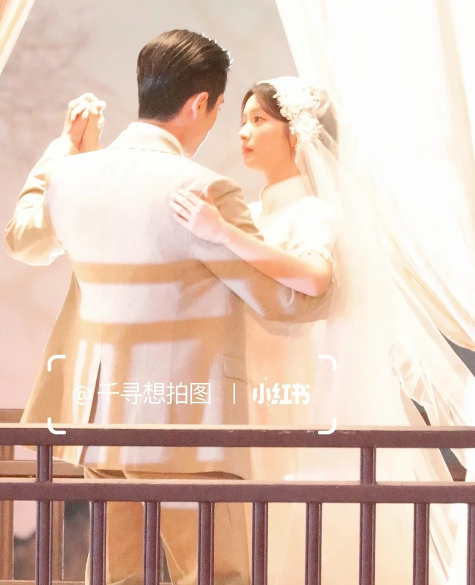 Màn cầu hôn ngọt ngào, đậm chất cổ điển của Thừa Lỗi và Từ Nhược Hàm trong phim Ngọc Điệm Thu Màn cầu hôn ngọt ngào, đậm chất cổ điển của Thừa Lỗi và Từ Nhược Hàm trong phim Ngọc Điệm Thu