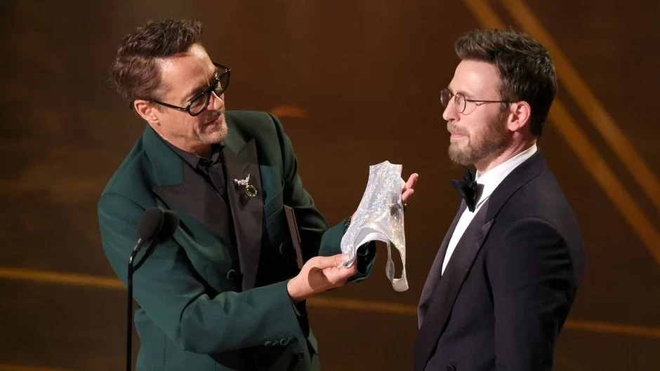 Màn tặng đồ lót trên sân khấu gây tranh cãi nhất Oscar 2026