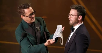 Màn tặng đồ lót trên sân khấu gây tranh cãi nhất Oscar 2026