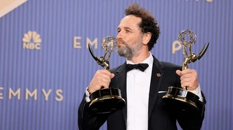 Matthew Rhys lập kỷ lục Emmy với hai giải diễn xuất chính trong cùng một đêm