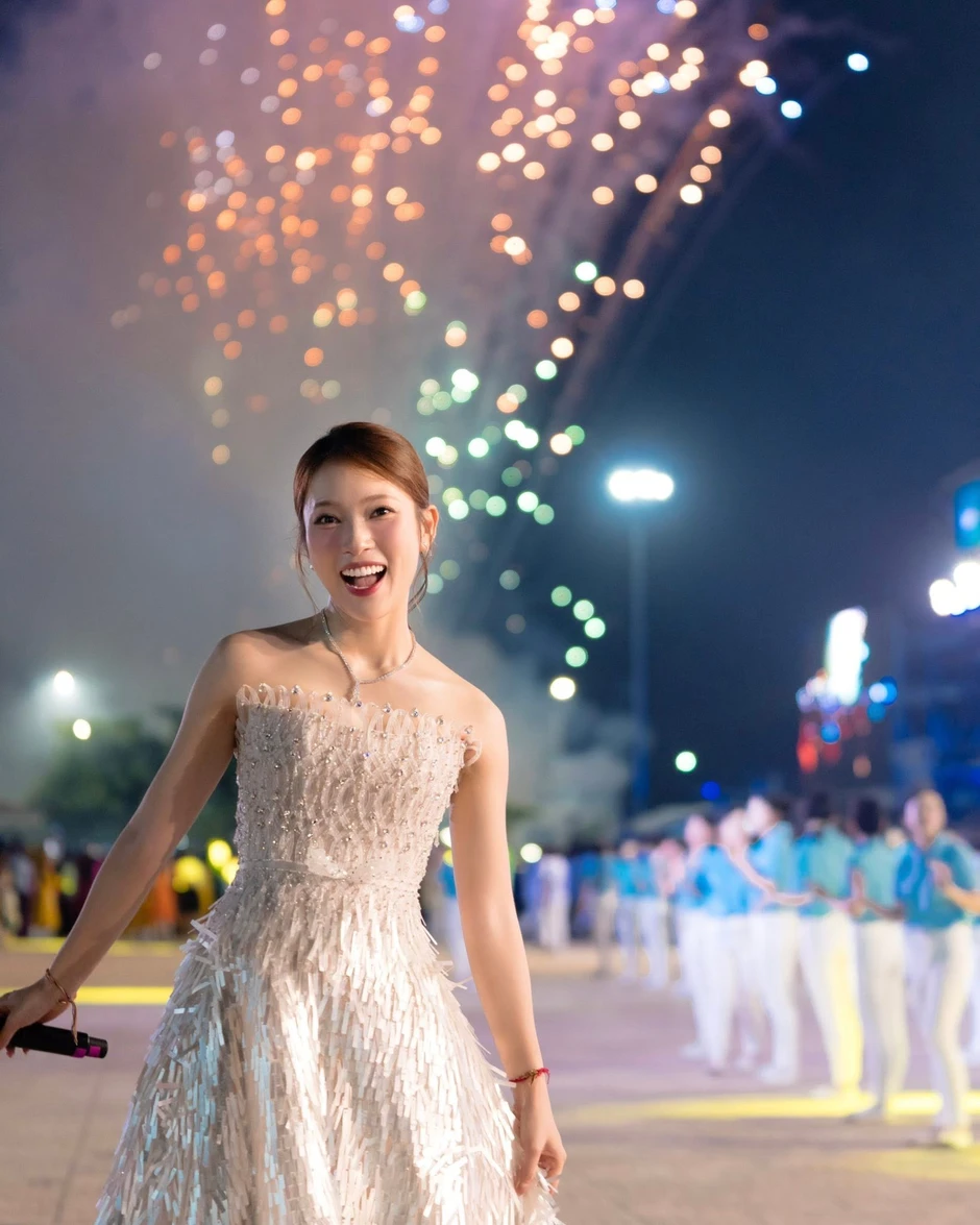 MC Khánh Vy và “aura” tri thức lên thẳng hot search MC Khánh Vy và “aura” tri thức lên thẳng hot search