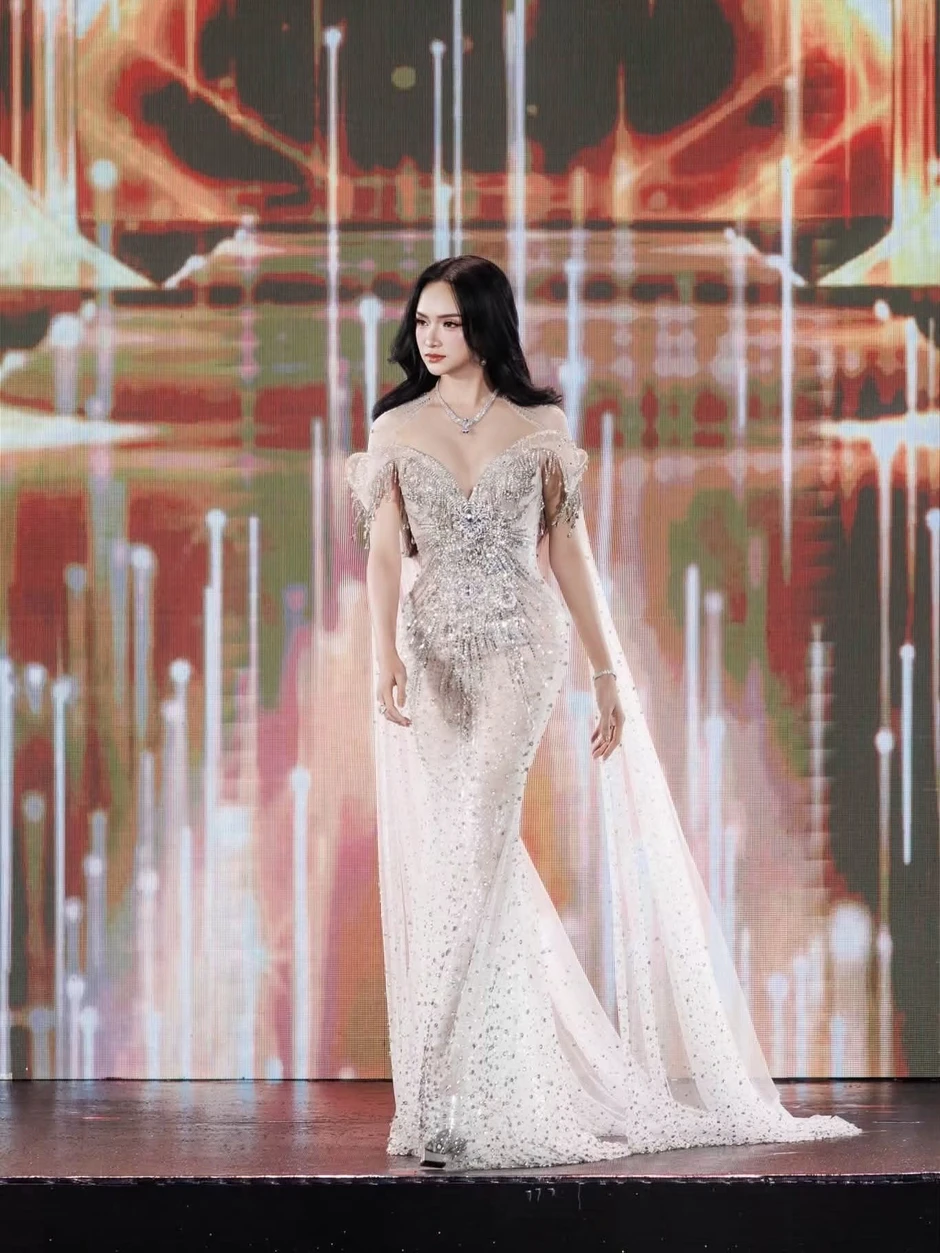 MC Khánh Vy và “aura” tri thức lên thẳng hot search MC Khánh Vy và “aura” tri thức lên thẳng hot search