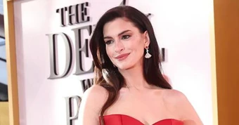 Mở mắt đúng cách là thấy Anne Hathaway hôn Dakota Johnson