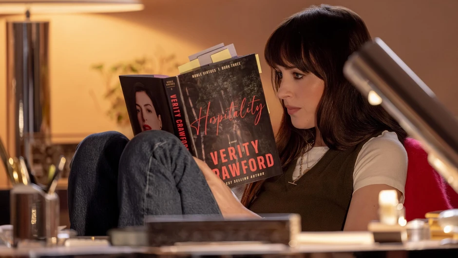 Mở mắt đúng cách thấy là thấy Anne Hathaway hôn Dakota Johnson, đóng chung phim 18+ thì ai làm lại 2 chị?