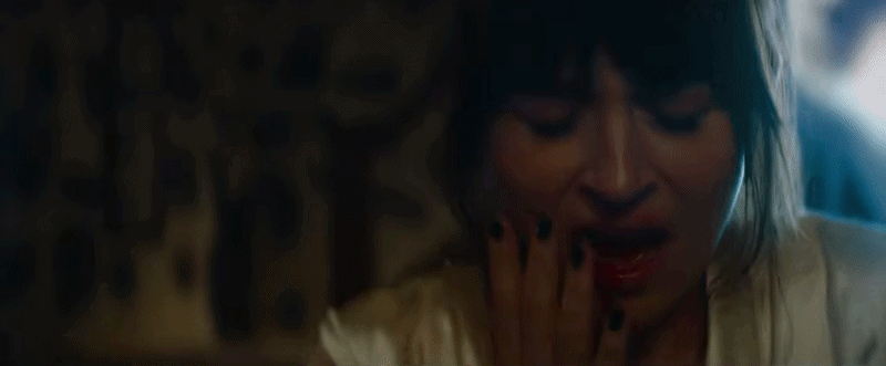 Mở mắt đúng cách thấy là thấy Anne Hathaway hôn Dakota Johnson, đóng chung phim 18+ thì ai làm lại 2 chị?