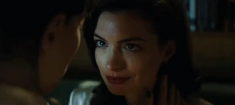 Mở mắt đúng cách thấy là thấy Anne Hathaway hôn Dakota Johnson, đóng chung phim 18+ thì ai làm lại 2 chị?