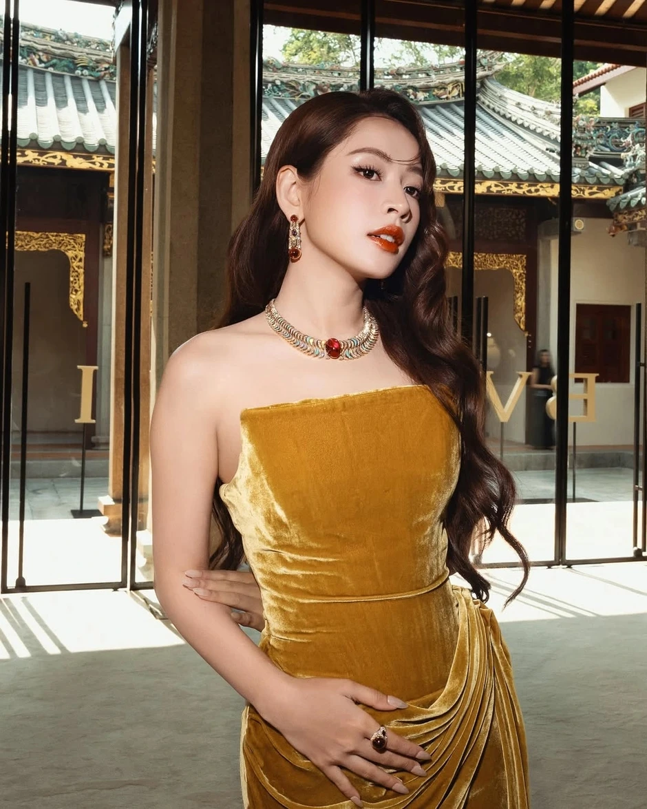 MXH nín thở khi Chi Pu lên đồ đi sự kiện MXH nín thở khi Chi Pu lên đồ đi sự kiện