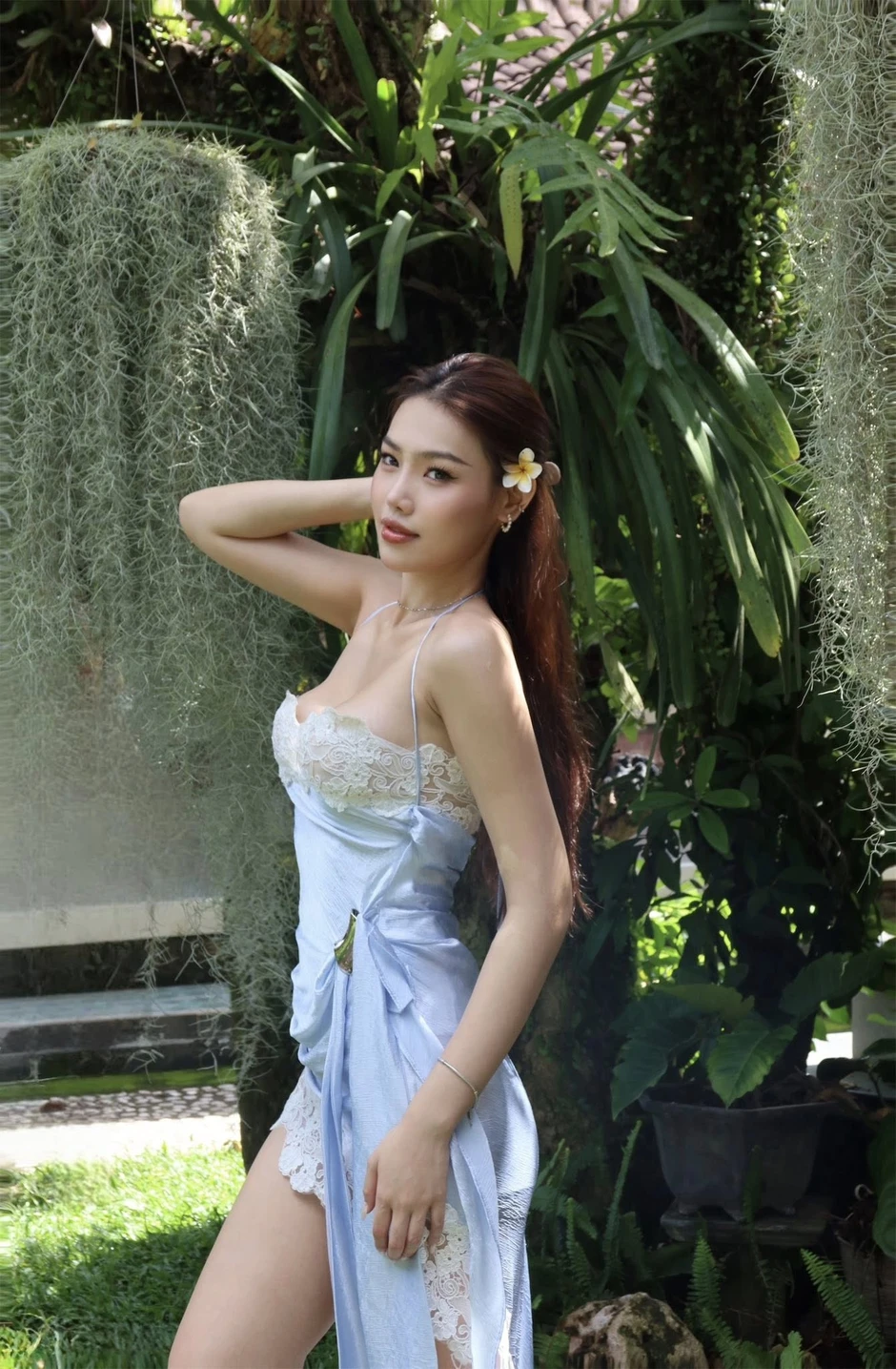 Nàng á hậu mê diện đồ cắt xẻ "hiểm hóc", khoe trọn đường hông quả táo và vòng eo con kiến