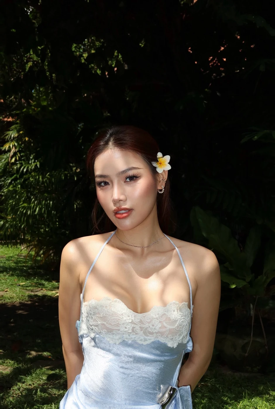 Nàng á hậu mê diện đồ cắt xẻ "hiểm hóc", khoe trọn đường hông quả táo và vòng eo con kiến