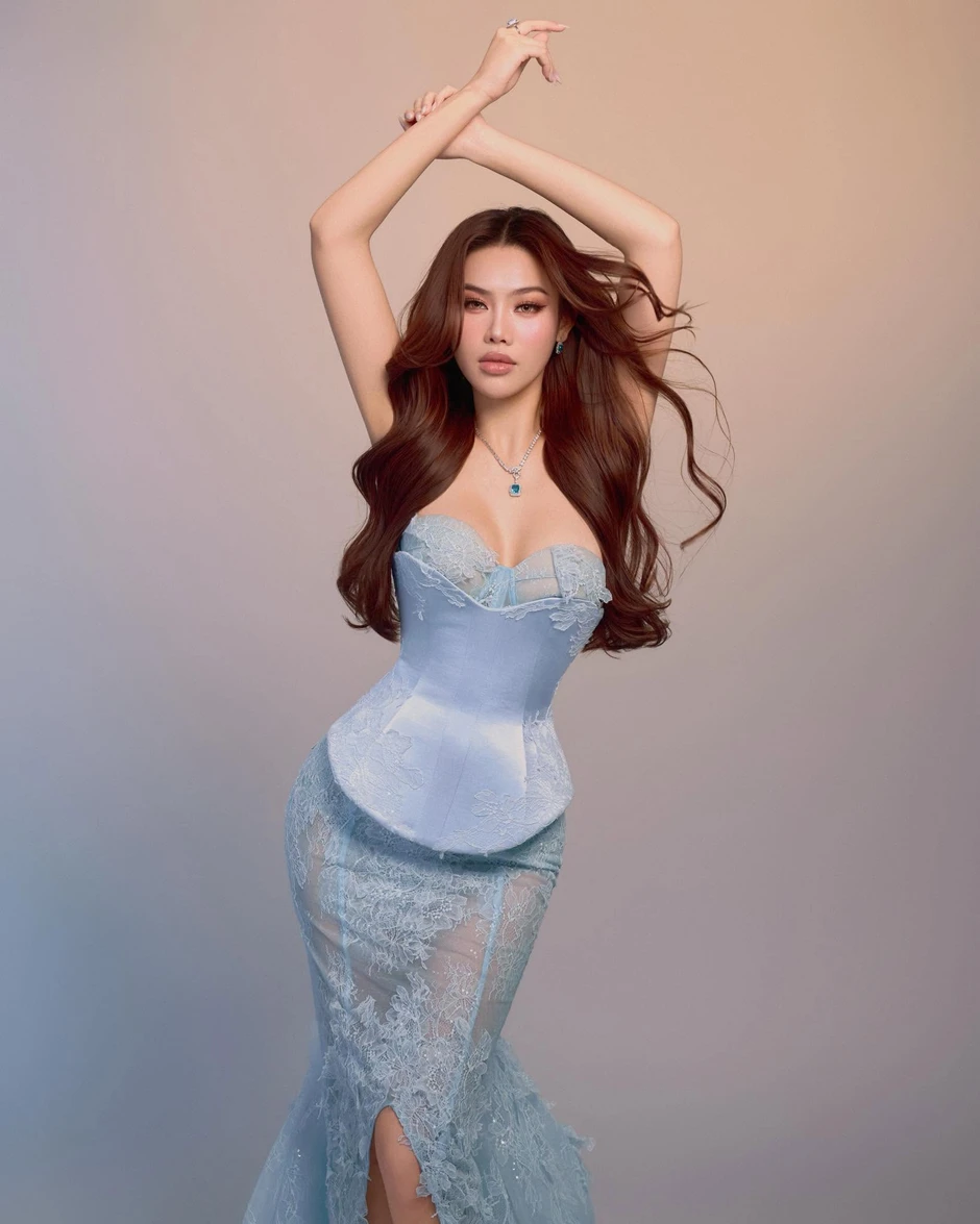 Nàng á hậu mê diện đồ cắt xẻ "hiểm hóc", khoe trọn đường hông quả táo và vòng eo con kiến