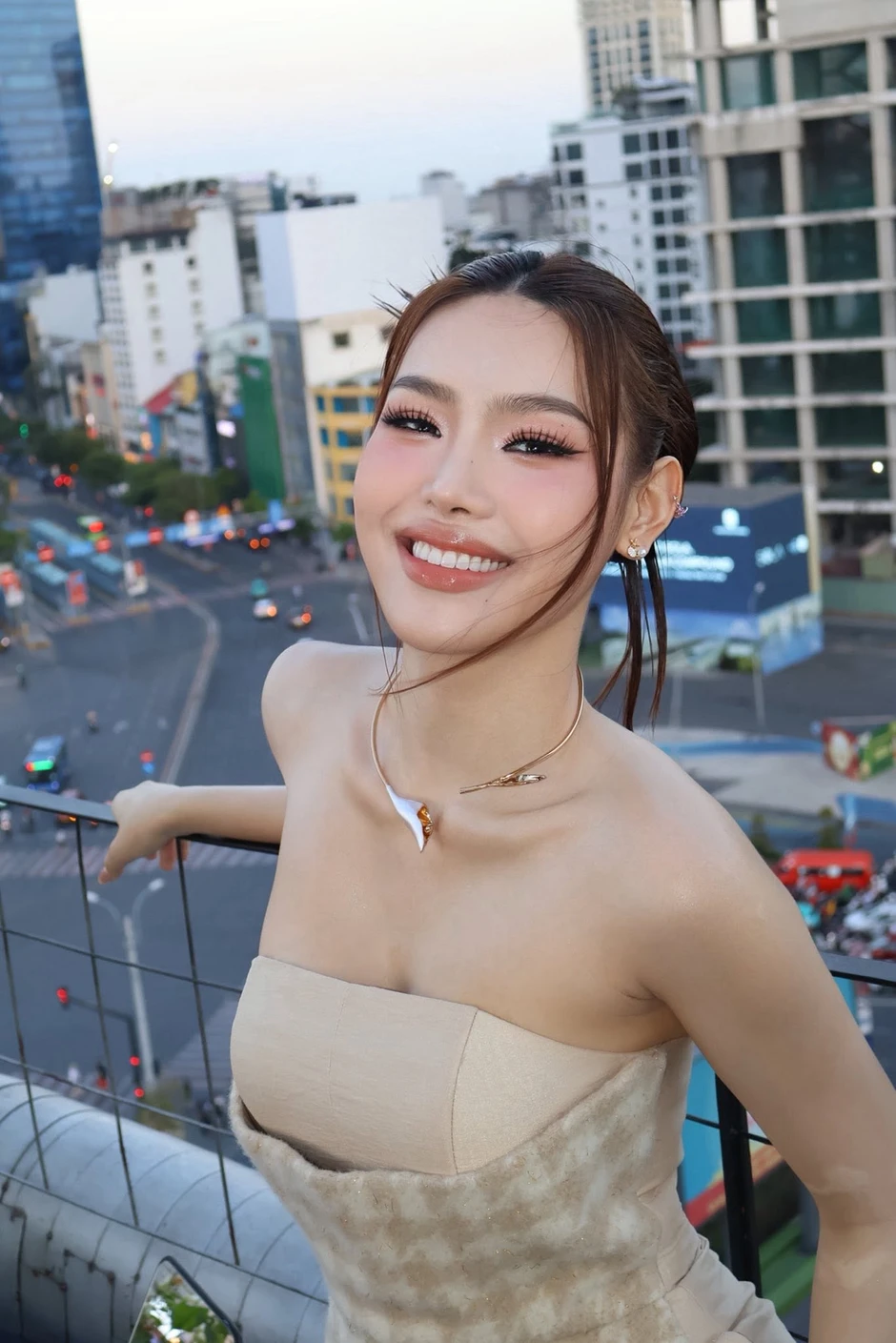 Nàng á hậu mê diện đồ cắt xẻ "hiểm hóc", khoe trọn đường hông quả táo và vòng eo con kiến
