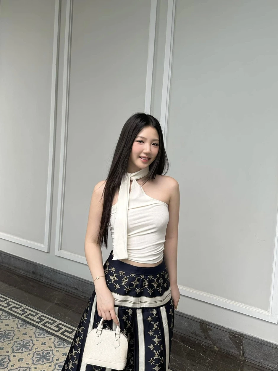Ngoại hình khác lạ của AMEE sau thời gian biến mất
