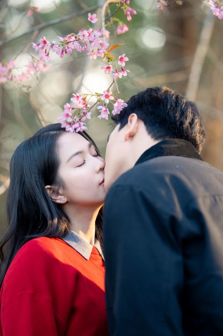 Ngọc Trinh hôn Lê Xuân Tiền ở phim Thẩm Mỹ Viện Âm Phủ Ngọc Trinh hôn Lê Xuân Tiền ở phim Thẩm Mỹ Viện Âm Phủ