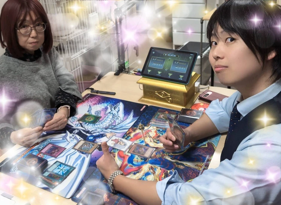 Người mẹ 65 tuổi tự viết sổ tay nghiên cứu luật chơi Yu-Gi-Oh! cho con trai