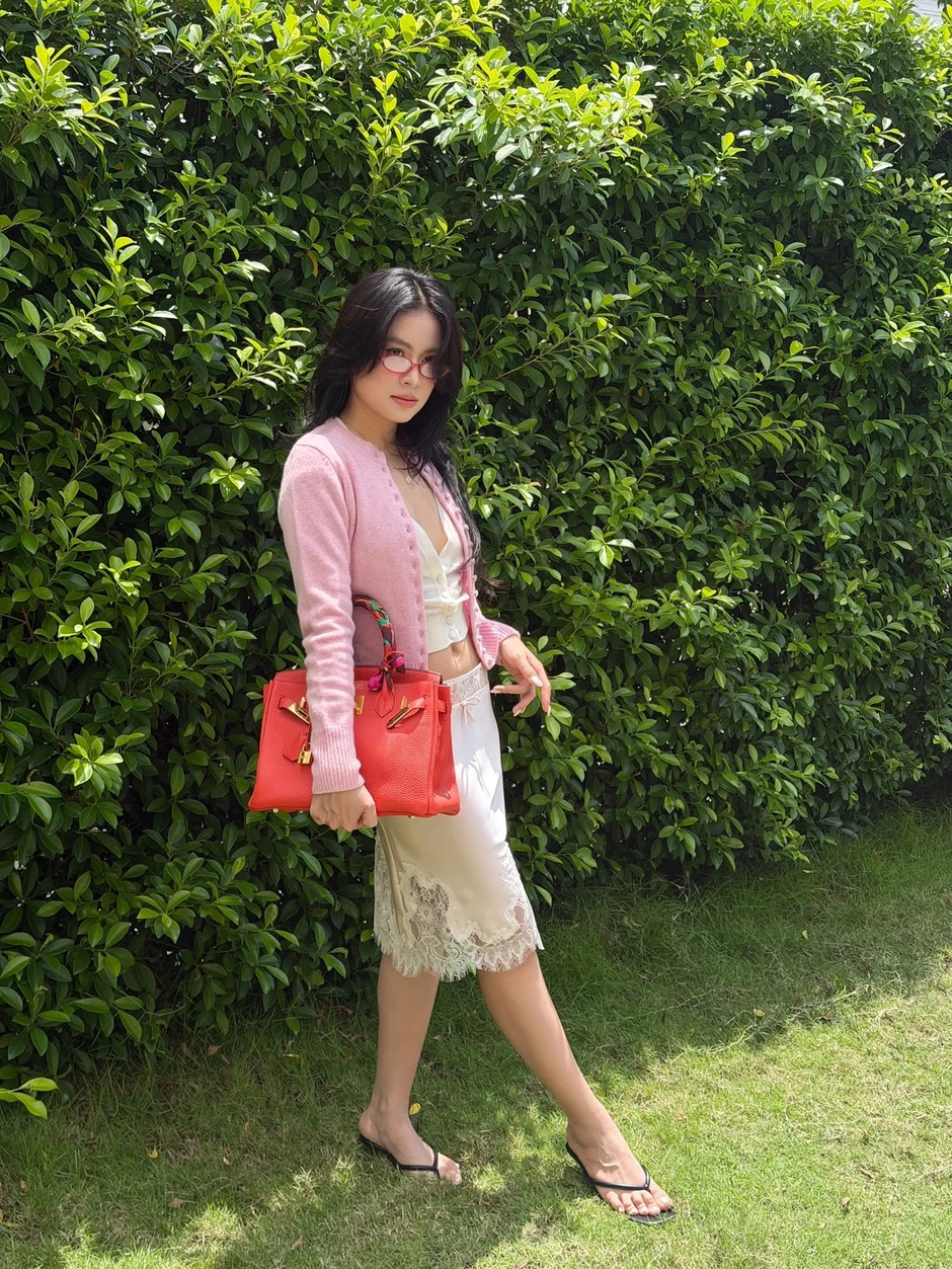 Nhận không ra Hoàng Thuỳ Linh Nhận không ra Hoàng Thuỳ Linh