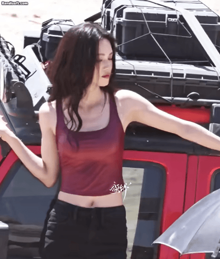 Nhìn mỹ nhân này mới thấy câu "ông trời không cho ai tất cả" sai bét: Mặt đẹp body xịn, nóng hơn thời tiết sa mạc