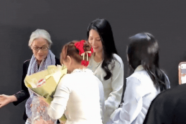 NSND Thanh Hiền đưa tay nhận quà bị khán giả ngó lơ